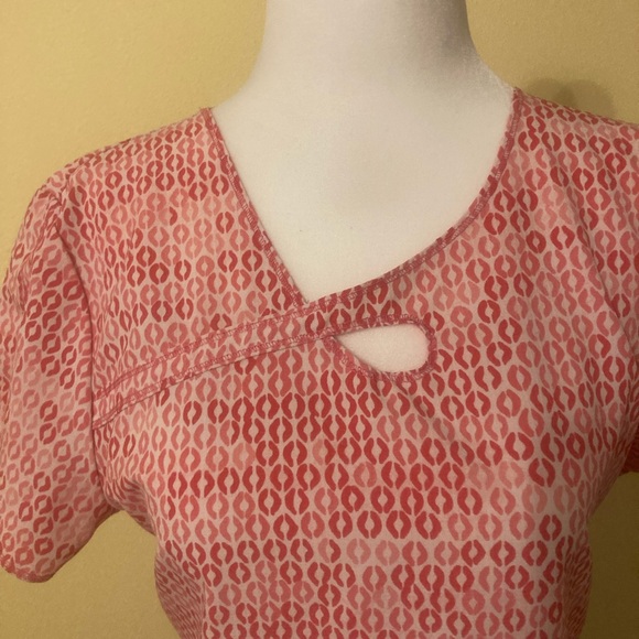 The perfect scrub top! Light and stylish! - Picture 3 of 6